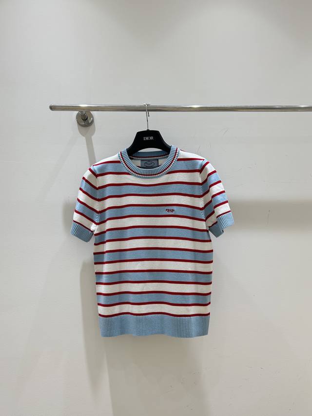 新款来袭 普拉达短袖T恤 经典条纹撞色设计 圆领展现优雅颈线 短袖舒适透气 胸前精致刺绣字母 彰显品牌魅力