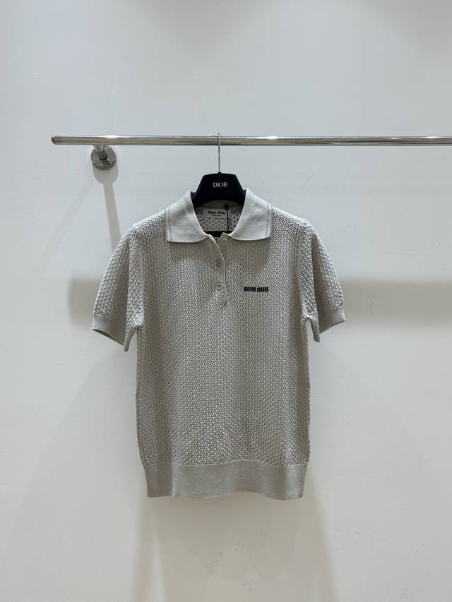 新款Miumiu镂空翻领短袖到货 秒发 简约镂空设计 尽显Miu系学院风 短袖清爽穿搭 赶快抢购