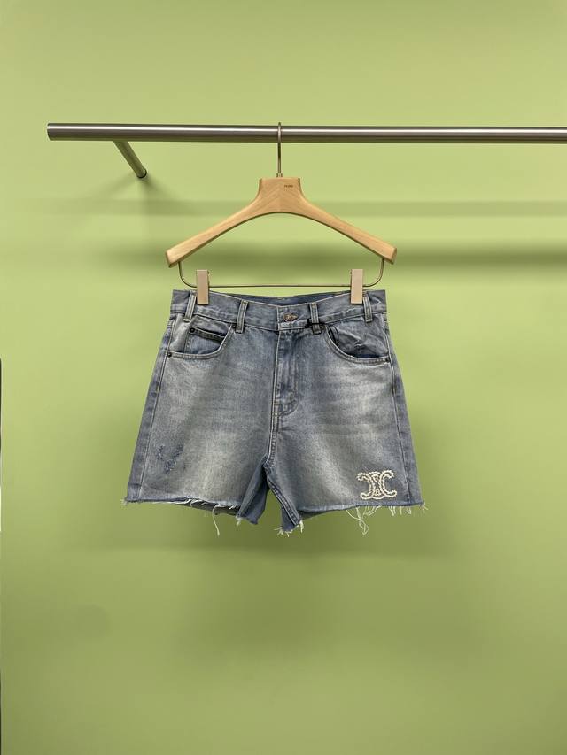 celine2025春夏新款凯旋门刺绣破边牛仔短裤 集美们 一定要拥有这条超赞的牛仔裤呀 它的刺绣Logo设计简直太有个性啦 恰到好处的破损感 让你瞬间成为街头