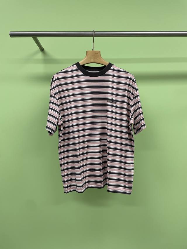 prada2025春夏新款宽松条纹T恤 松弛与慵懒感并存的条纹T恤 谁能轻易拒绝 真的很难拒绝复古撞色条纹的经典时髦魅力 这件撞色条纹长袖T恤 真的是见到即会让