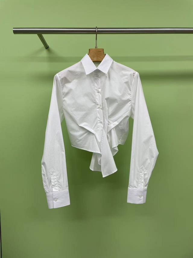dior迪奥2025秋季新款白色棉府绸长袖打结饰短款衬衫 这款衬衫来自 Dioriviera 限定系列 饰以 Sauvage 茹伊印花 全新演绎 Dior经典图