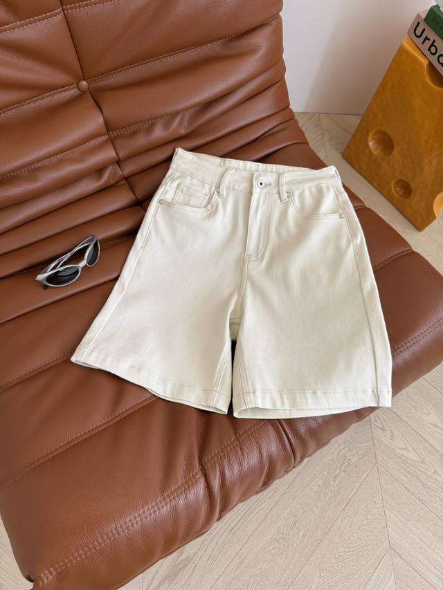 夏季实穿搭配单品 25Ss 后背口袋战马Logo刺绣牛仔五分裤 各种百搭的单品 T恤或者衬衫搭配都好看 颜色式米杏色 很温柔 显肤色白 五分长度 面料带有弹性