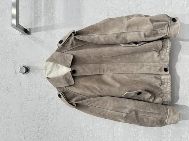 独家首发高端原单品质Sain*Laurent25早春新品 巴恩风顶级定制鹿皮绒机车夹克 男女同款 品质控衣橱必入 定制皮质超级细腻 气质翻领版型又飒又高级 可以