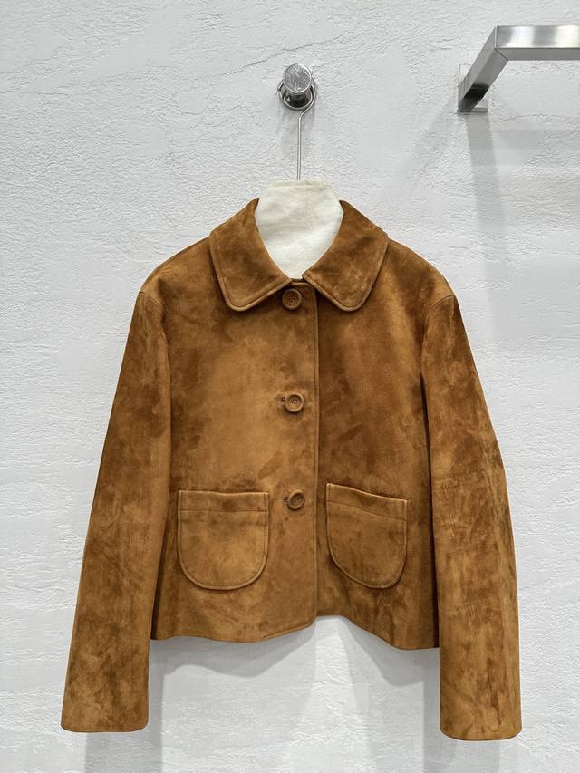 独家首发高端品质控Cel*Ne25春夏新品 复古名媛风鹿皮绒皮衣外套 原版定制100%鹿皮绒羊皮 经典休闲版型百搭不挑人 气质娃娃领的反差感可甜可盐 宫廷风少女