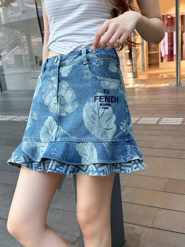 原版Ff.....2025新款时尚印花牛仔鱼尾半裙 定制Yb进口斜纹全棉牛仔材质 酵素水洗不易掉色串色 通体饰以激光工艺处理 呈现森系花朵枝叶印花图案 配合口袋
