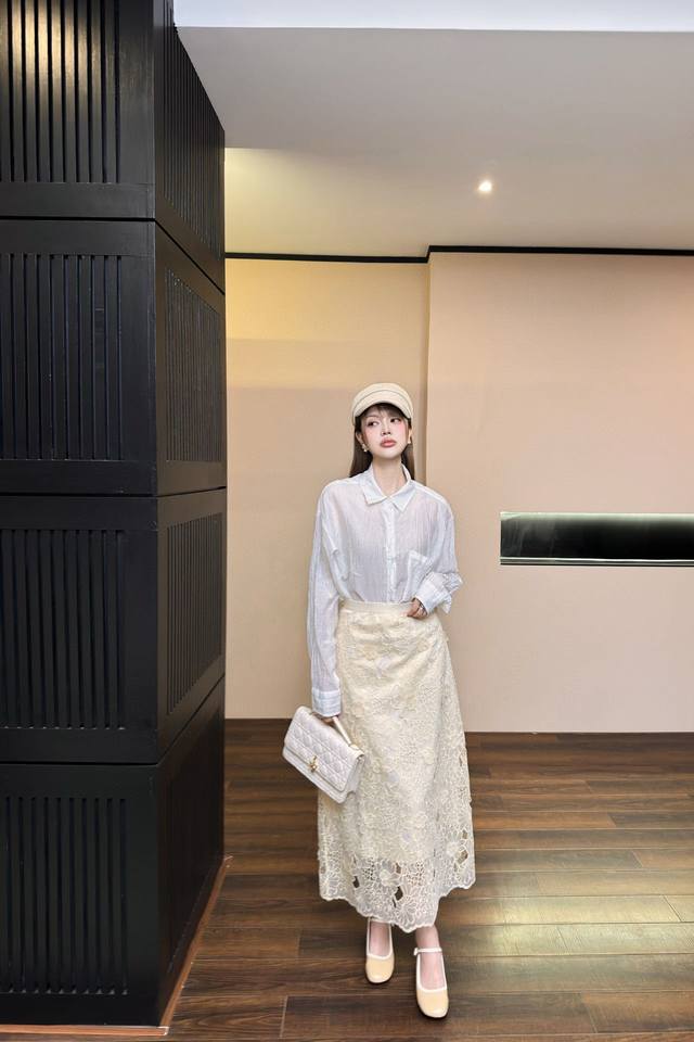 原版Dd.....2025夏季新款时尚重工水溶蕾丝半裙 定制Yb进口水溶蕾丝材质 挺括舒适透气 通体绣花水溶蕾丝面料华丽重工显质感 彰显品牌调性 自带内衬防走光