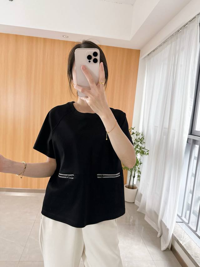 原版Bc.......2025夏季新款时尚珠饰短袖上衣 经典珠链设计 圆领百搭款 双口袋简约风 面料上身非常挺括有型 标志性 Monili 链饰细节 圆领 后置