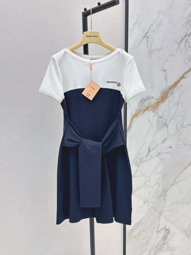 时髦装扮 Miu 25Ss 春夏最新款假两件拼接设计连衣裙 时髦感在线 上身轻松减龄 休闲显活力 日常出街必备裙一件式裙子 属于谁穿都好看的款式 很百搭 一色现