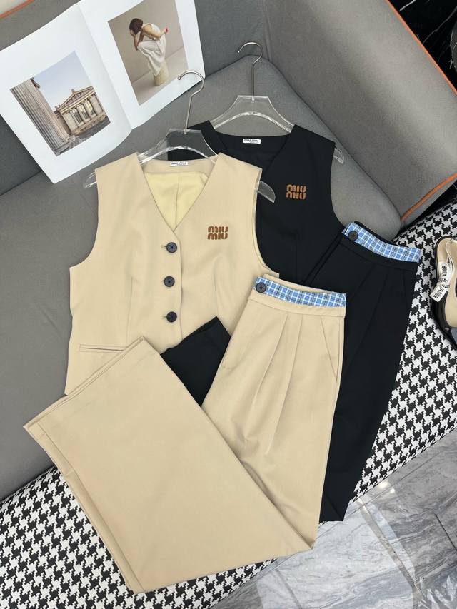 miumi* 25Ss新款马甲上衣阔腿裤套装 字母刺绣装饰 高品质 两色三码Smla807