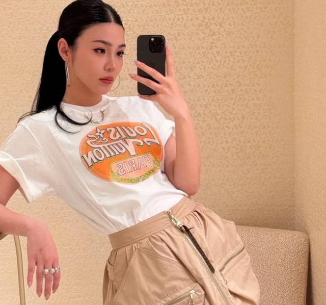 Lv 链条印花短袖 模特图