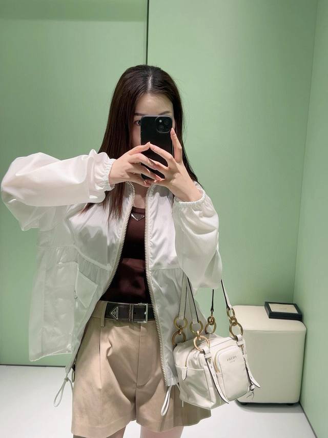 prad* 25Ss春夏新款胶囊系列再生尼龙拉链夹克防晒外套 原版开发经典短款宽松版型下摆抽绳可调节设计 可甜可盐减龄时髦又帅气白富美必备现货 Sml