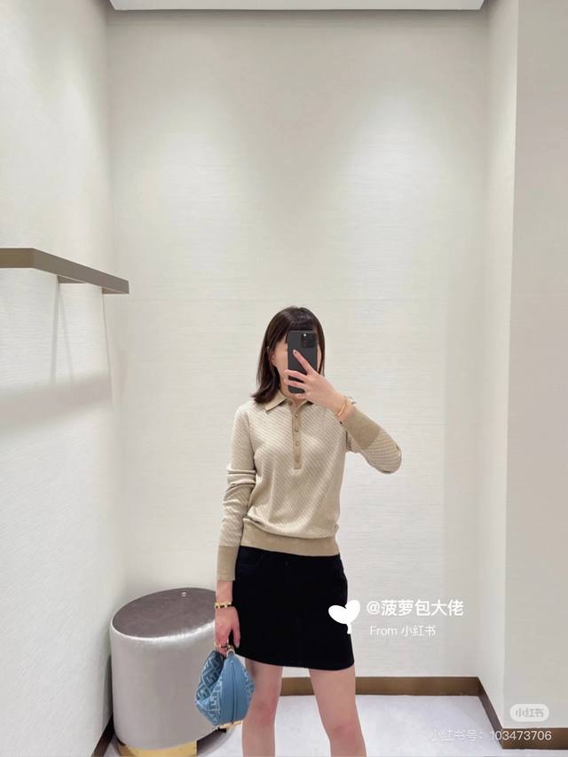 Fend*25Ss春夏新款 真丝羊毛翻领衫 原版开发 高版出品 一上身就被惊艳到了 面料选用顶级材质 柔软亲肤 透气性满分 穿着感超舒适 圆领短袖上衣 简约又时