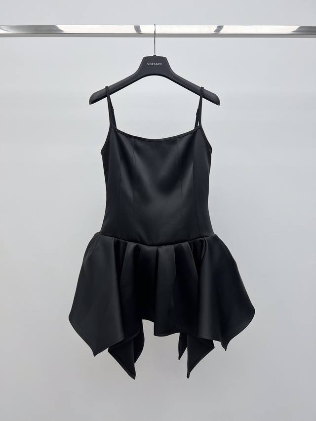 paris Georgi*芭蕾风礼服裙 这款 Zahria 连衣裙拥有雕塑般的美感 选用顺滑的醋酸缎面制作 省道设计带来宛如定制般的合身效果 迷你裙摆层叠交替