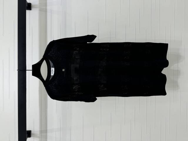 上新原单高端品质 Chane* 2025春夏最新系列 名媛风镂空针织短袖连衣裙 法式宫廷风立体蝴蝶结镂空空勾花设计 进口机织立体坑条镂空织法 开模水钻双C五金白