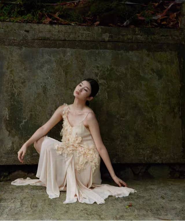 花姿流影 仙美浮生 重磅推出新款重工立体裁剪花瓣飘逸灵动不规则下摆仙气十足吊带连衣裙 Smlxl