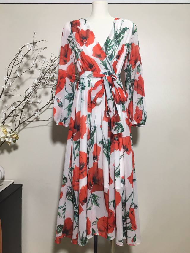 杜嘉班纳 新款撩人又魅这摸红 太仙太美 人间富贵花 大裙摆系带连衣裙 配腰带 飘逸大摆 女士连衣裙 虞美人薄纱印花 玫瑰花中长款花色系带V领连衣裙 尺码:Sml
