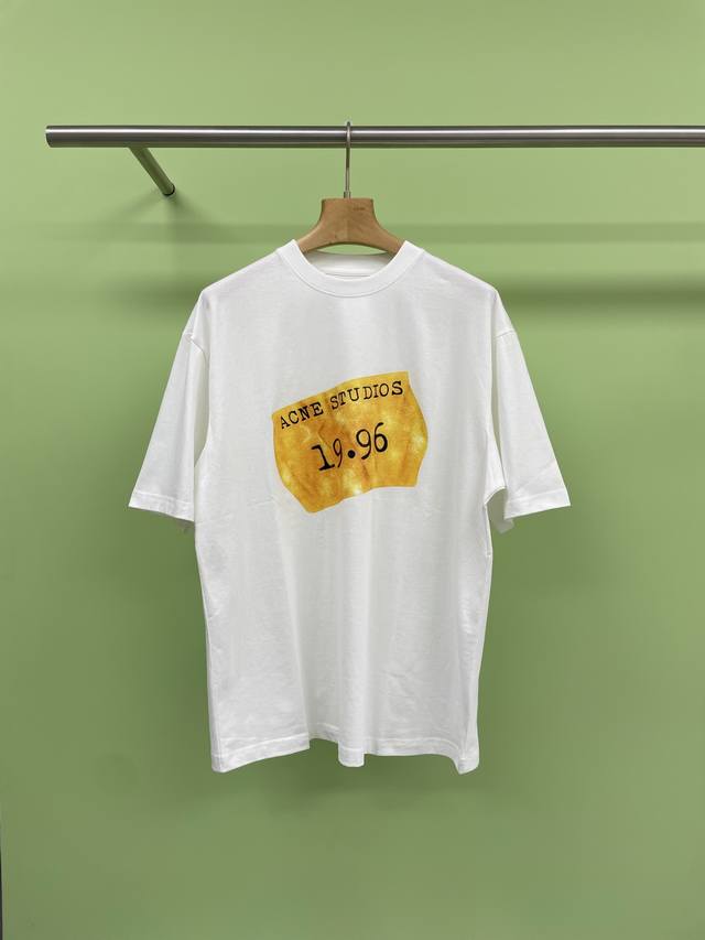 acnestudios2025春夏Midsummer系列1996字母印花T恤 又是一款全网爆火短袖 经过洗水磨毛软化制作而成 复古又自带时尚感 胸口字母印花慵懒