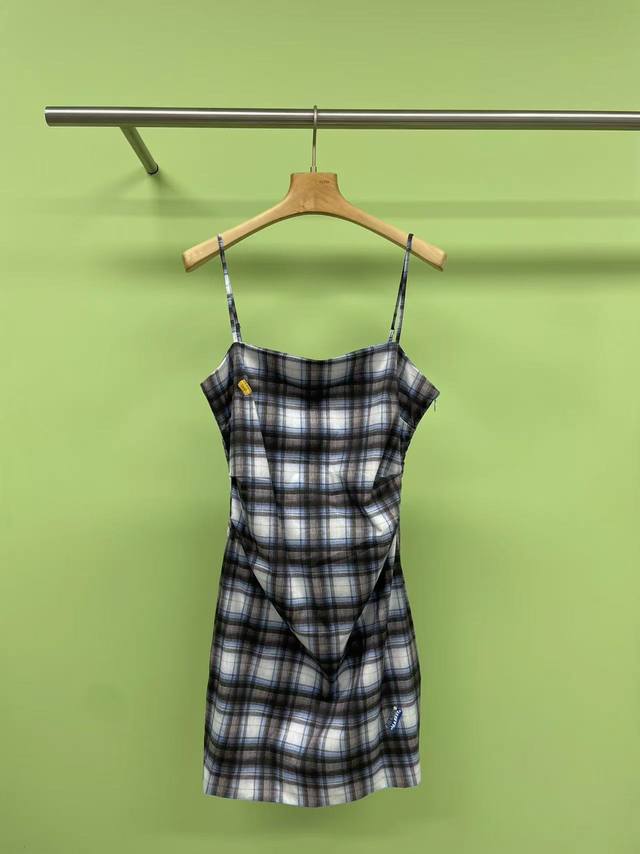 acne Studios2025春夏新款格纹徽章吊带裙 以经典蓝白为主调 间杂着沉稳灰 交织出独具韵味的格纹图案 这条格子裙把甜辣氛围感玩明白了 法式少女感直接
