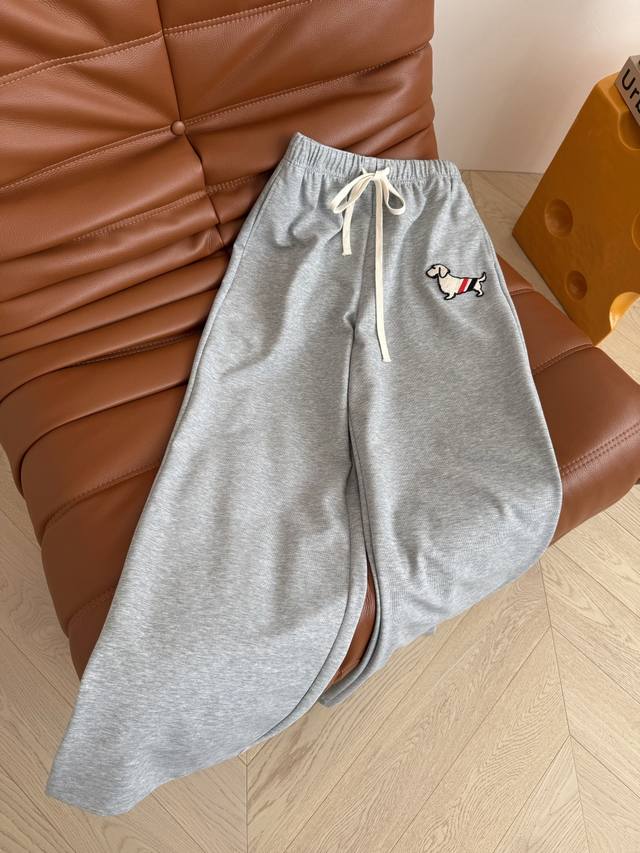 日常休闲必备款 25Ss 小狗狗装饰阔腿卫裤 春夏的薄款卫裤 百搭王者 采用轻薄的针织面料 适合一整个春夏季穿搭 日常休闲 随意搭配慵懒有调性 花灰色真的巨百搭