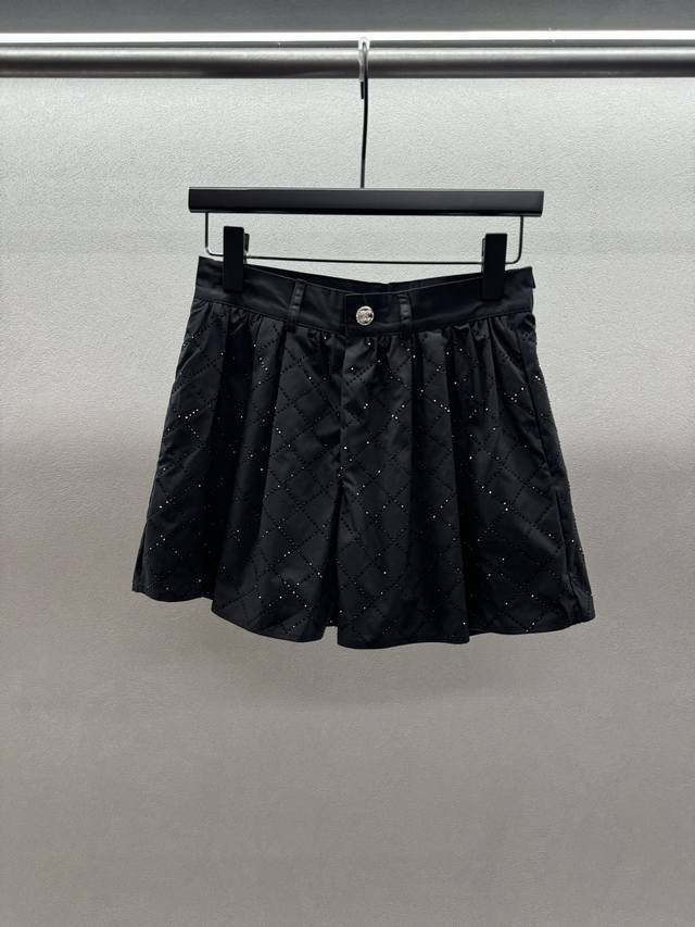 2680 Spring And Summer 小香菱格烫钻短裤 定制Yb斜纹面料 重工烫钻工艺 压褶褶裤显瘦显腿长 包容性超强 夏日衣柜必备 三码