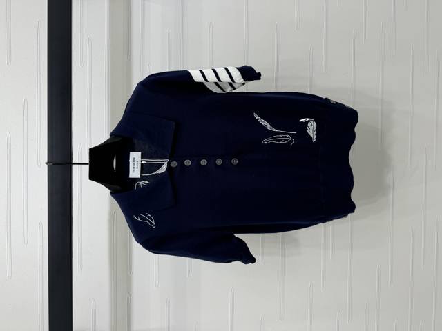 上新原单高端品质 Thom Brown* 2025春夏最新系列 刺绣羽毛嵌花polo领针织短袖 定制Yb羊毛纱线织造 透气舒适 弹力好穿 通体翻领半襟纽扣设计凸