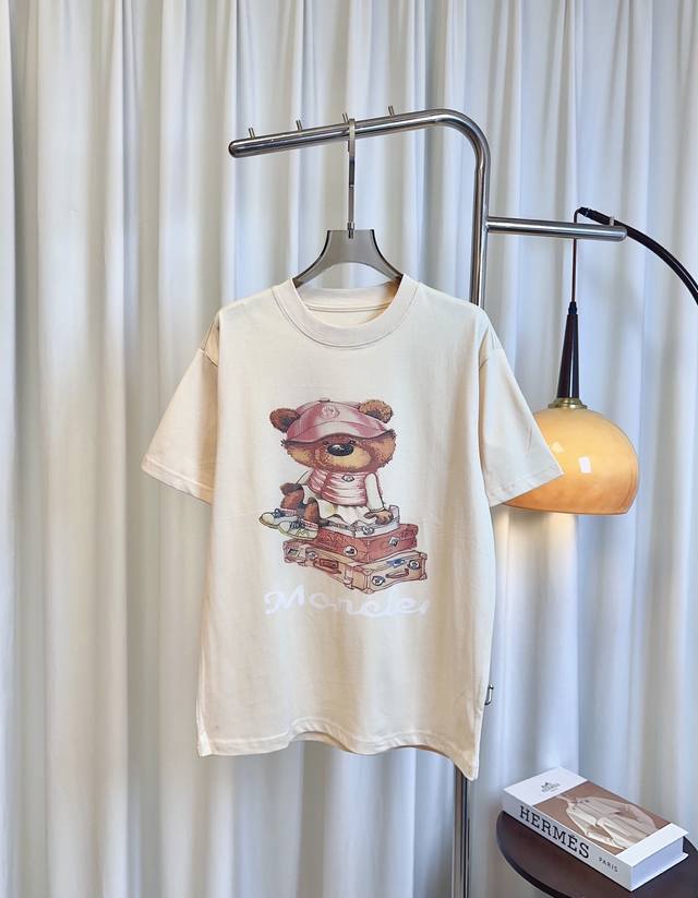 Monc**新款印花童趣徽标Logo T-Shirt 定制纯棉面料 克重高 质感好 亲肤舒适 采用印花徽标Logo点缀 图案卡哇伊 减龄活力百搭 最高品质 欢迎