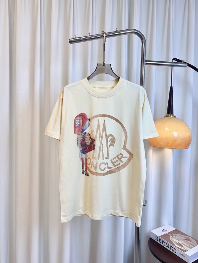 monc**新款印花童趣徽标Logo T-Shirt 定制纯棉面料 克重高 质感好 亲肤舒适 采用印花徽标Logo点缀 图案卡哇伊 减龄活力百搭 最高品质 欢迎