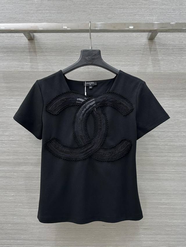 独家首发 原单品质Coco女孩度假限定系列 时髦女孩百搭神器 前胸定位双C溶花设计缕空短袖T恤 进口纯棉面料白富美必入 定制面料质感细腻柔软 经典版型不挑人上身