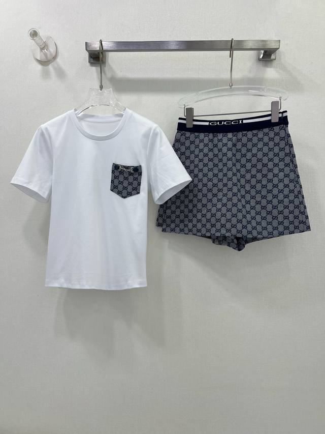 gucc*25夏季新款套装 T恤短裤的组合 圆领上衣口袋提花 裤身经典老花提花面料 定制Yb五金 标志提升格调 短裤也是超级显瘦 分开搭配也是轻轻松松 版型百搭