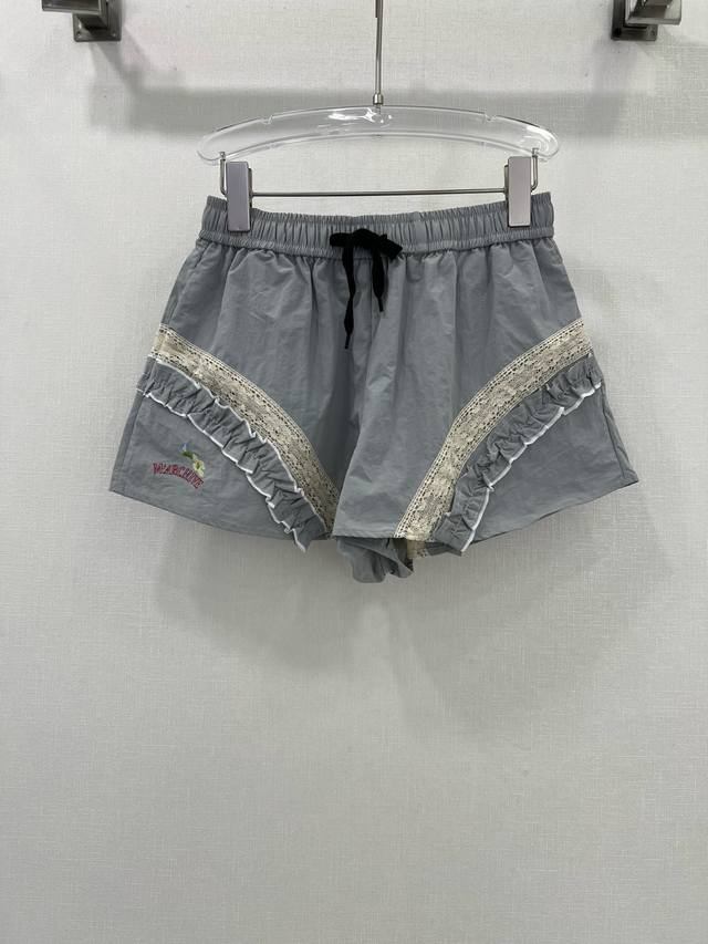 Marchen 25新款 Marchen被称为 仙女裙专业户 凭借着鲜明的浪漫少女风格 在设计师品牌中脱颖而出 蓬松的面料 体积感的廓形 变幻的绑带 随处可见的