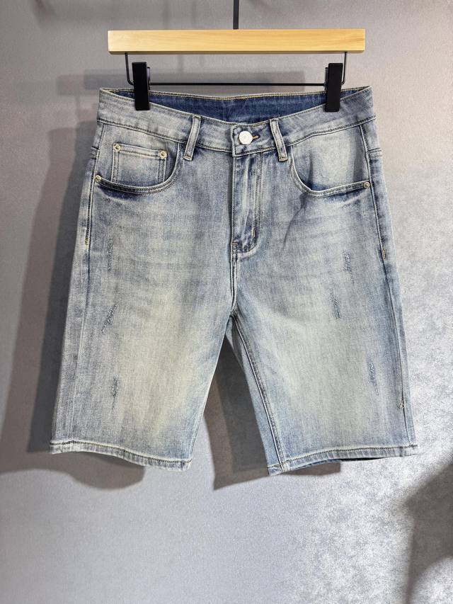 Lv 路易威登春夏最新品五分牛仔裤出入专卖店无压力 专柜热销款 品味与价值共享 身穿着非常舒适 低调不失奢华 穿出去非常有档次,裤型款式和裁剪亦无需多言 上身精