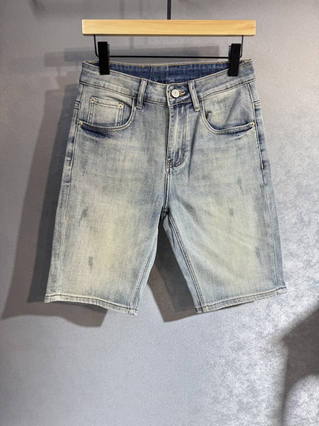 Lv 路易威登春夏最新品五分牛仔裤出入专卖店无压力 专柜热销款 品味与价值共享 身穿着非常舒适 低调不失奢华 穿出去非常有档次,裤型款式和裁剪亦无需多言 上身精