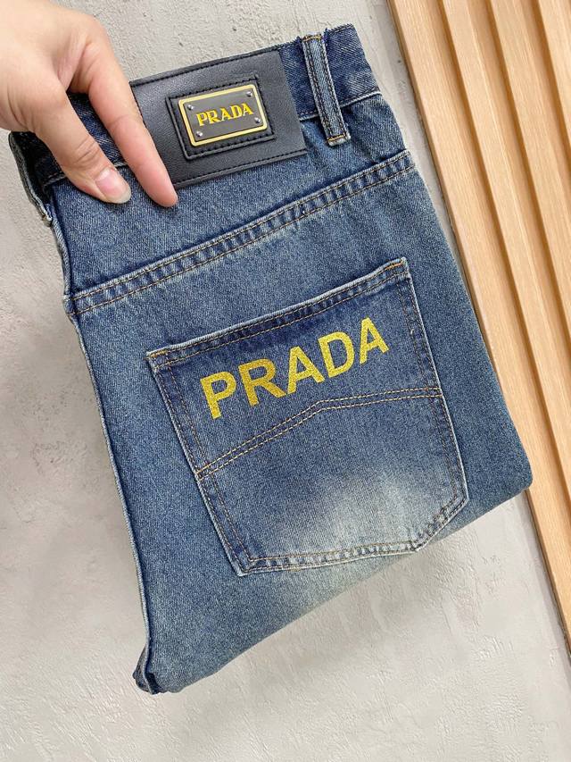 prada 普拉达 男士时尚潮流大裤脚牛仔裤 官宣画册海报穿搭款 客供高级进口的丹宁原色面料 特选日本冈山纯正13Oz 盎司牛仔布料 重磅环保植物酵素水洗工艺