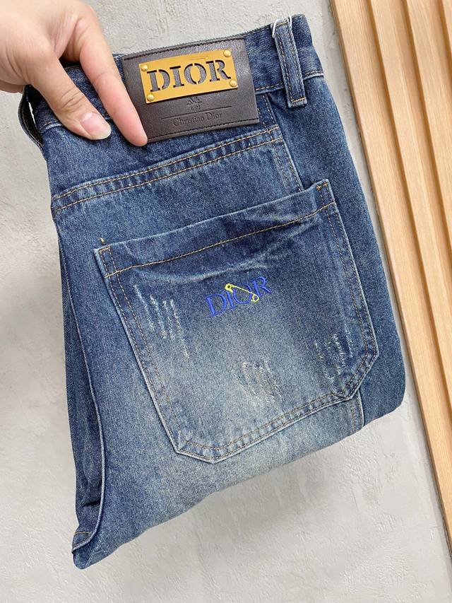 Dior 迪奥 男士时尚潮流大裤脚牛仔裤 官宣画册海报穿搭款 客供高级进口的丹宁原色面料 特选日本冈山纯正13Oz 盎司牛仔布料 重磅环保植物酵素水洗工艺 肌理
