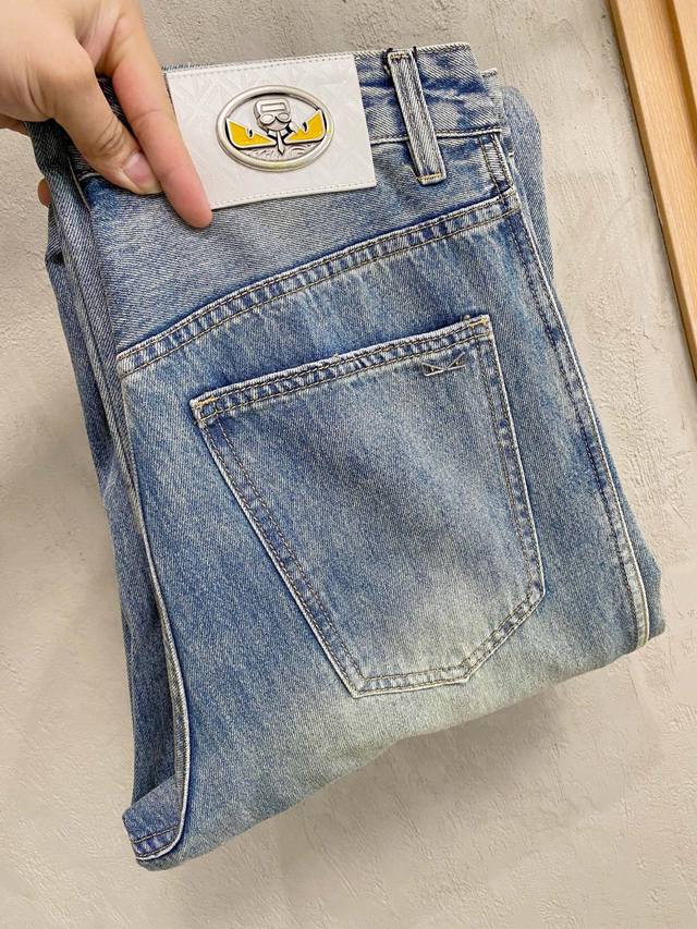 Fendi 芬迪 男士时尚潮流大裤脚牛仔裤 官宣画册海报穿搭款 客供高级进口的丹宁原色面料 特选日本冈山纯正13Oz 盎司牛仔布料 重磅环保植物酵素水洗工艺 肌