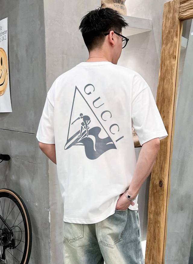 gucc*古齐潮牌新款T.男女同款.夏季冲浪运动新品推荐 胸口经典字母图形两侧造型.后背大面积冲浪字母造型夜光设计.采用金属银色反光镜面设计.时尚潮流 个性十足
