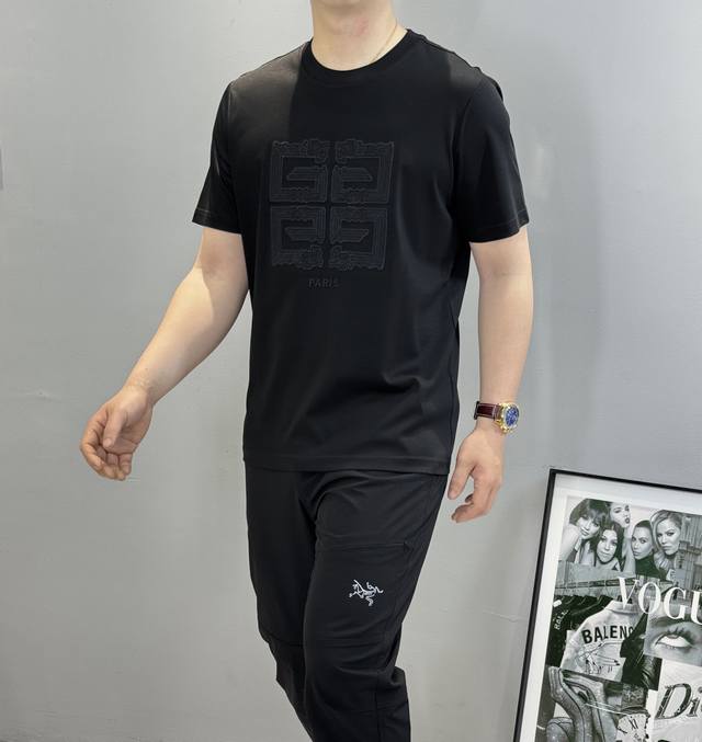 givench*Y纪梵希25S春夏新款圆领短T. 新品推荐.悬垂感强 手感质感都极完美 胸口Logo的经典图形设计.3D立体刺绣设计.立体有凸凹感丰富大家的视觉