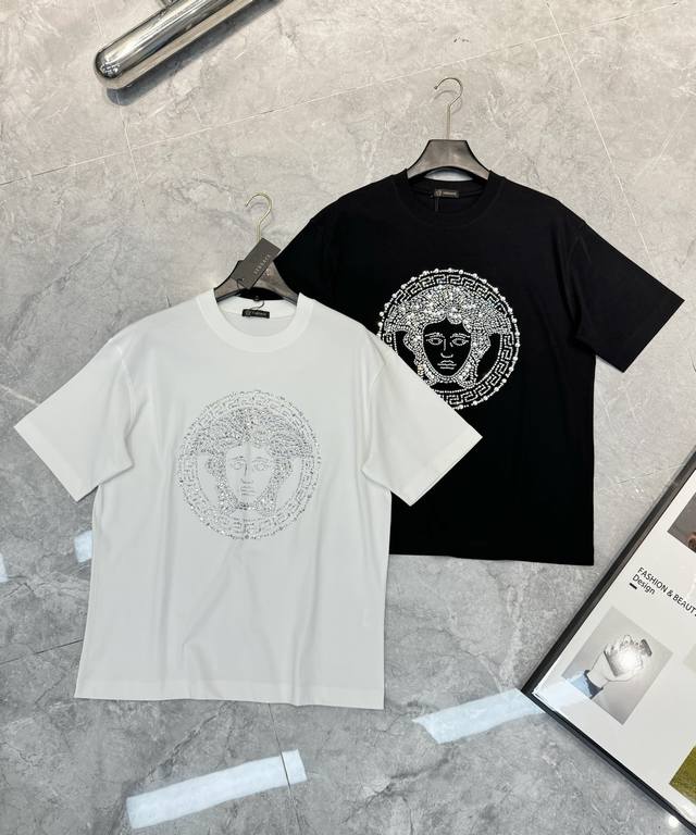 versac*神秘美杜莎25S新款T恤.宽松版型 视觉感受超前 悬垂感强 手感质感都极完美 胸口美杜莎女王经典设计完美的丰富大家的视觉感 烫钻及多种工艺结合.时
