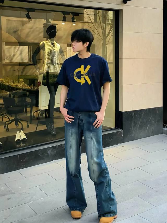 calvin Klein 25S新款上架.男女同款 原单品质.一直以City注明的品牌.非常奈斯 高级定制 G纯棉面料舒适柔软 透气性好 超级喜欢的款式推荐给各