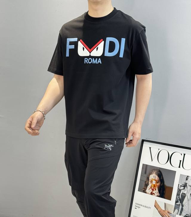 fend*芬-迪25S春夏新款圆领短袖.男女同款 宽松舒适版型.极为经典小怪兽造型是整个造型的亮点.对于Fd的经典演绎.高温烫画发泡工艺.优质 G纯棉面料.舒适