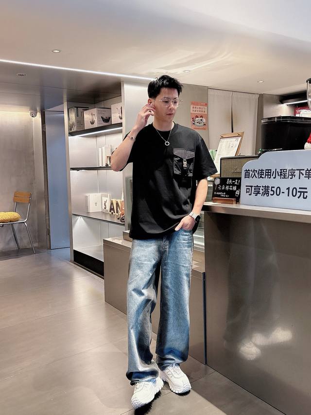 prad*普拉-达25S新款T恤.男女同款 重工五金 胸口最新颖的口袋设计 原版皮料搭配五金辅料.双层工艺立体感满满.高级时尚.顶级的工艺打造出Logo视觉相当