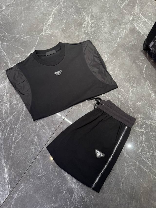 prada 男士休闲圆领短袖短裤套装 胸前经典品牌Logo修饰 全面进化领边罗纹工艺技术 高难度拼接面料拉链设计 将品牌艺术进一步得到升华 简约不简单 品相与面