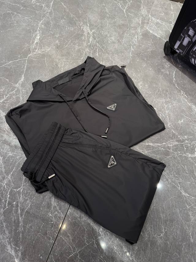 prada 防水压胶拉链四面弹力面料套装 高级定制春夏系列 干练利落商务休闲套装 意大利进口高档轻柔纤维弹性面料 细腻柔软 舒适透气 挺括塑型 非凡品质 精致立