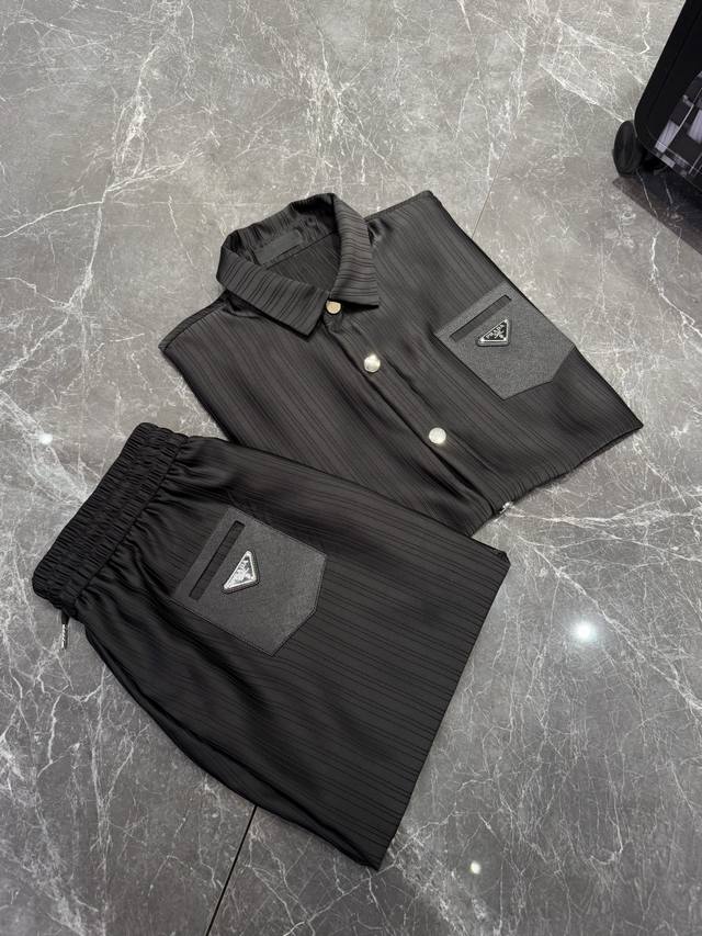 prada 25Ss春夏新品套装 男士净色基础款丝感醋酸休闲短袖+短裤套装 贸易公司渠道稀出 领先Gw发售 通体的设计以极简方式呈现 没有过多的元素来修饰 皮质