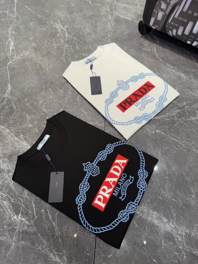 短袖 prada 25Ss春夏男士圆领短袖 优选190G丝光棉面料.舒适轻薄垂感十足 舒爽不沾身..胸前字母Logo印花大大提升了整体细节感.瞬间将颜值度拉满