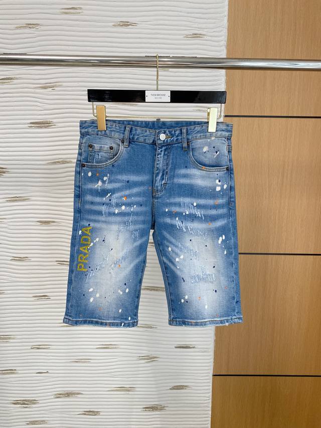 普拉达 新品 高端独家发售 25Ss四季款超燃炸街系列之最牛仔短裤 独家隆重推出 原版定制高端品质面料 定制五金版型修身剪裁 面料带弹力 微弹上身舒适度超高 必