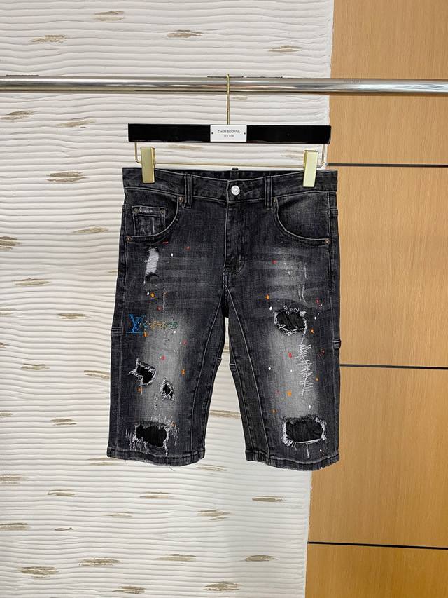 Lv 新品 高端独家发售 25Ss四季款超燃炸街系列之最牛仔短裤 独家隆重推出 原版定制高端品质面料 定制五金版型修身剪裁 面料带弹力 微弹上身舒适度超高 必爆