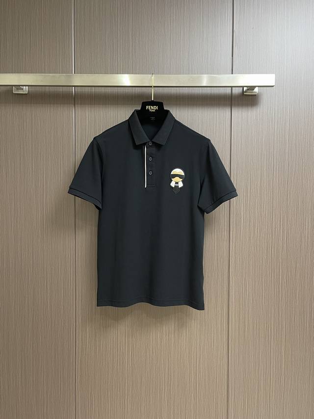 fendi 新款老佛爷徽章翻领polo衫 定制双丝光珠地网眼面料 舒适透气 质感卓然 原版版型 细节无微不至 尺码 M-3Xl