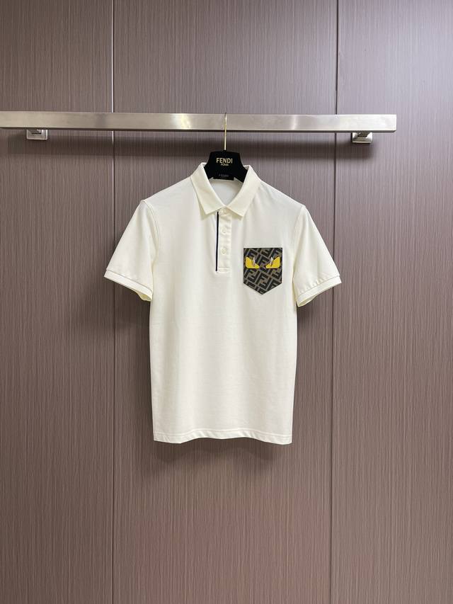 fendi 春夏商务休闲polo衫 采用韩国冰丝 定制胸前小怪兽口袋 定织定染 纹路活灵活现 低调奢华又耐看 定制领口和袖口 吸汗不变形 门襟处采用天然贝母扣