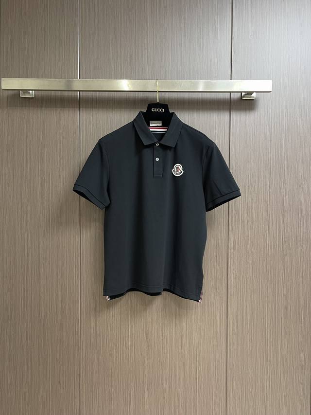moncler 经典徽章刺绣短袖polo衫 采用100 棉双面珠地面料 拆解纱线分析 订织蜂窝四角网眼胚布 衣领为双系统提花定织扁机制成 有弹性 不变形 衣服全